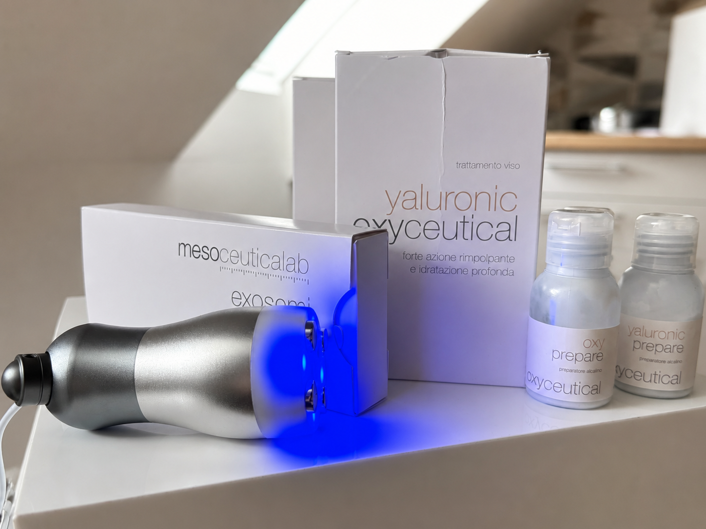 Přístroj a produktová sestava pro exozomovou a hydratační péči