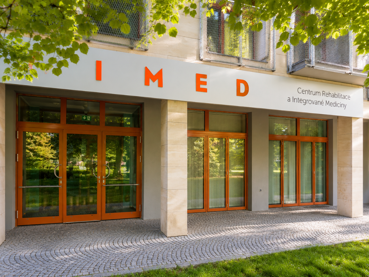 Hlavní vstup do budovy CRIMED v Poděbradech, kde najdete Kosmetika Radoli